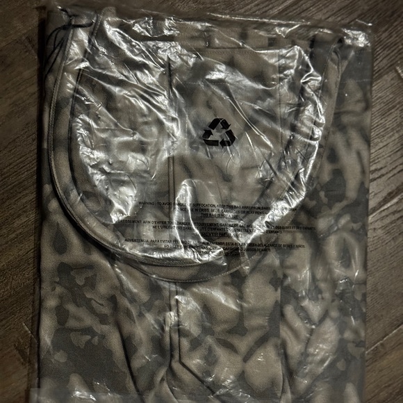 NWT Alo Yoga Iconic Shopper Tote Gray Tie-Dye - Picture 3 of 3